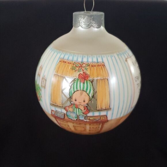 Vintage Hallmark Betsey Clark: Home for Christmas Glass Ball Ornament Dated 1988 - Picture 5 of 13